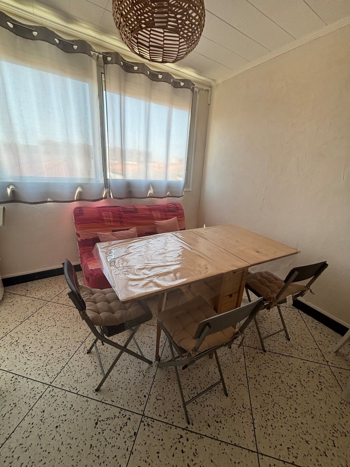 Coin repas de l’appartement L’Arbousier