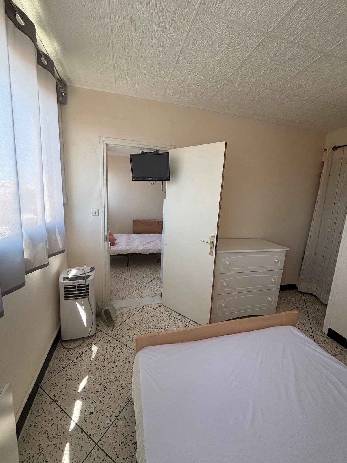 Chambre avec rangements et climatisation mobile