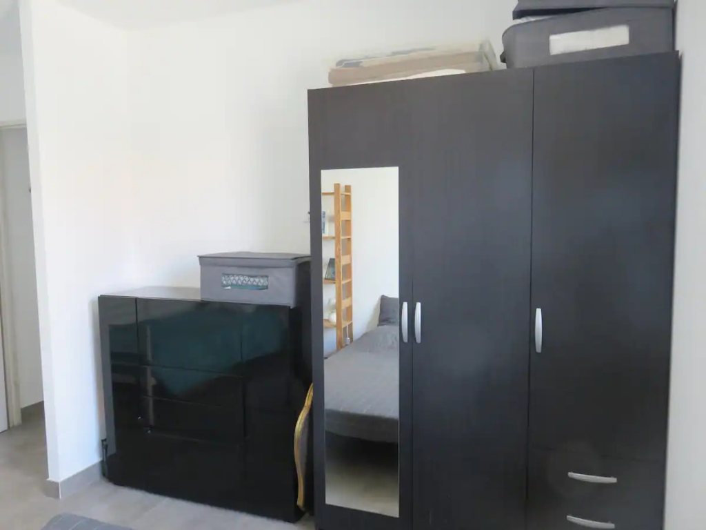 Rangements dans une chambre de la villa