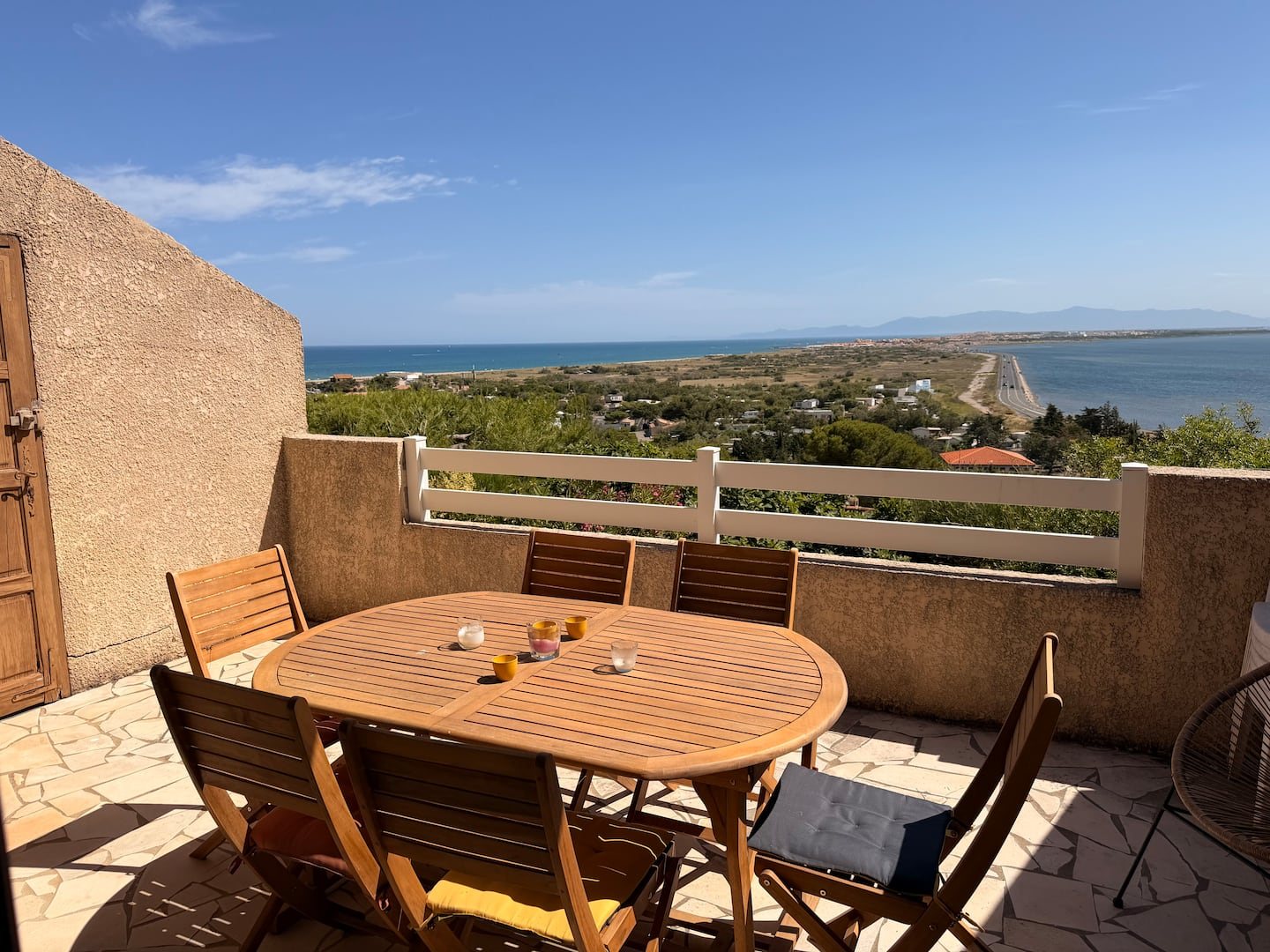 Table extérieure avec panorama sur Leucate