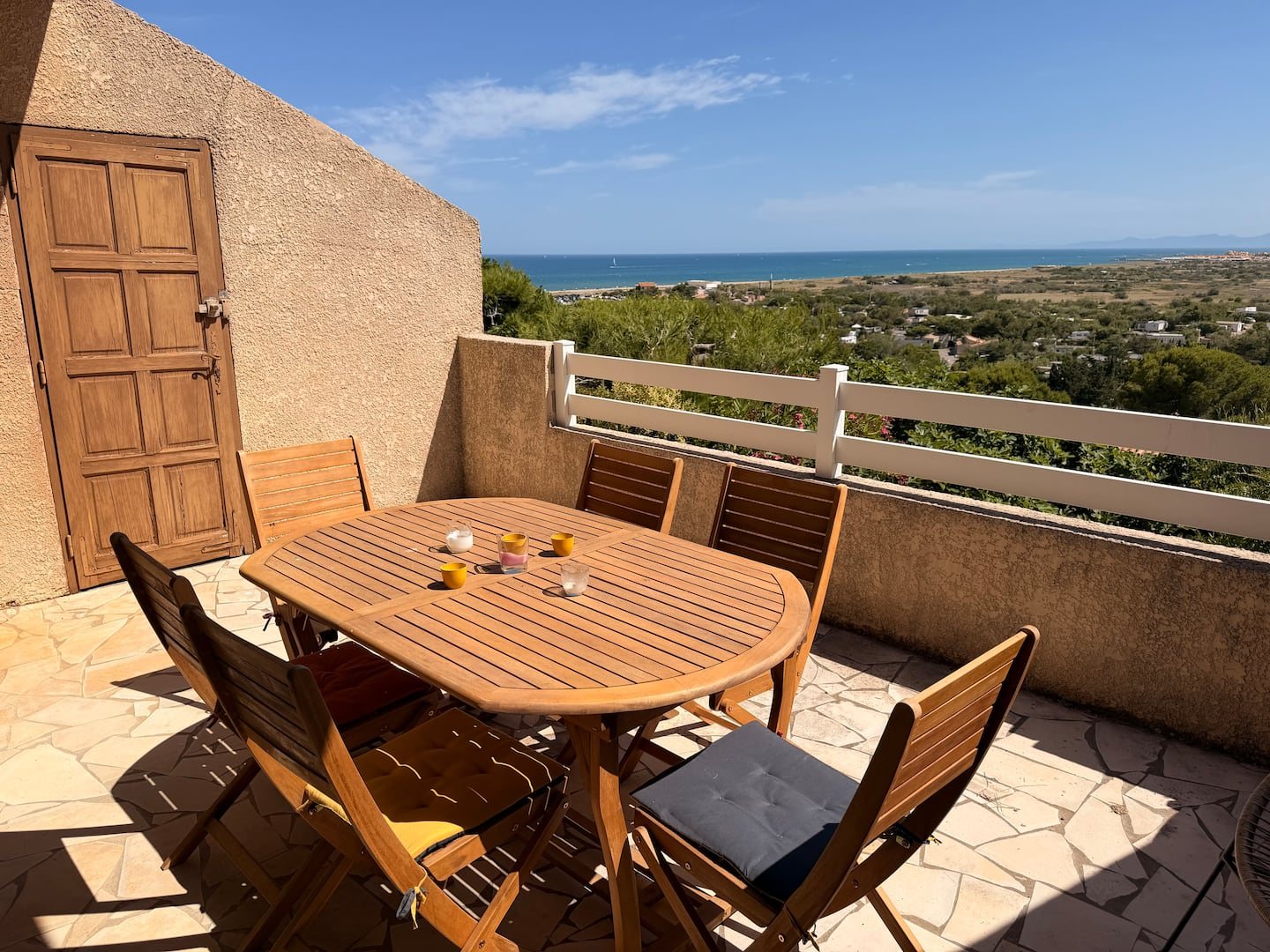 Espace repas extérieur face à la mer