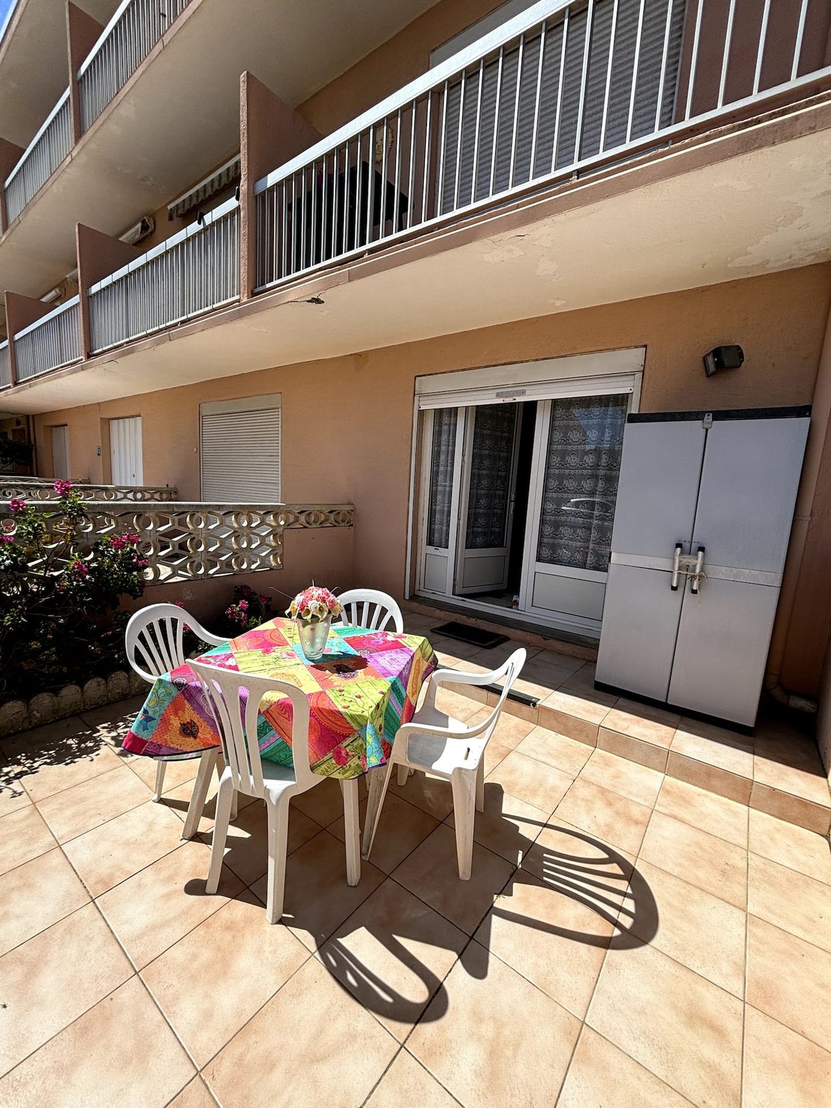 Terrasse ensoleillée du studio Le Géranium à Port-la-Nouvelle