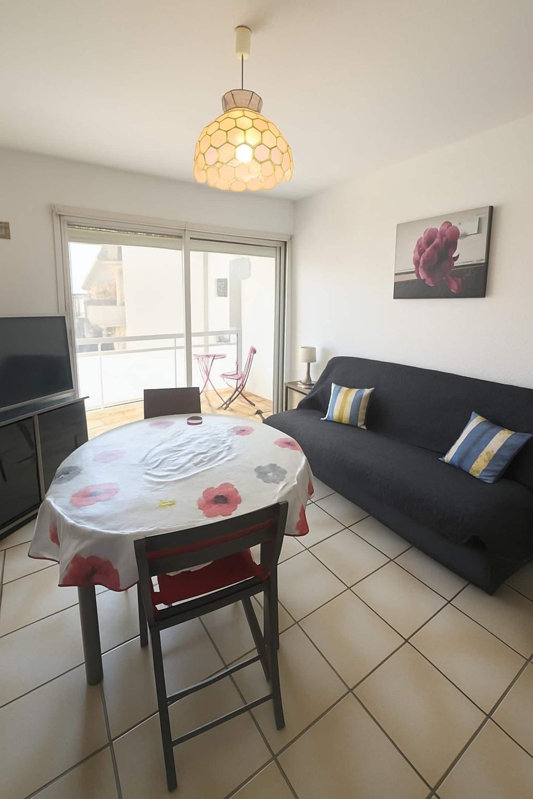 Salon avec balcon de l’appartement Le Jasmin à Port-la-Nouvelle