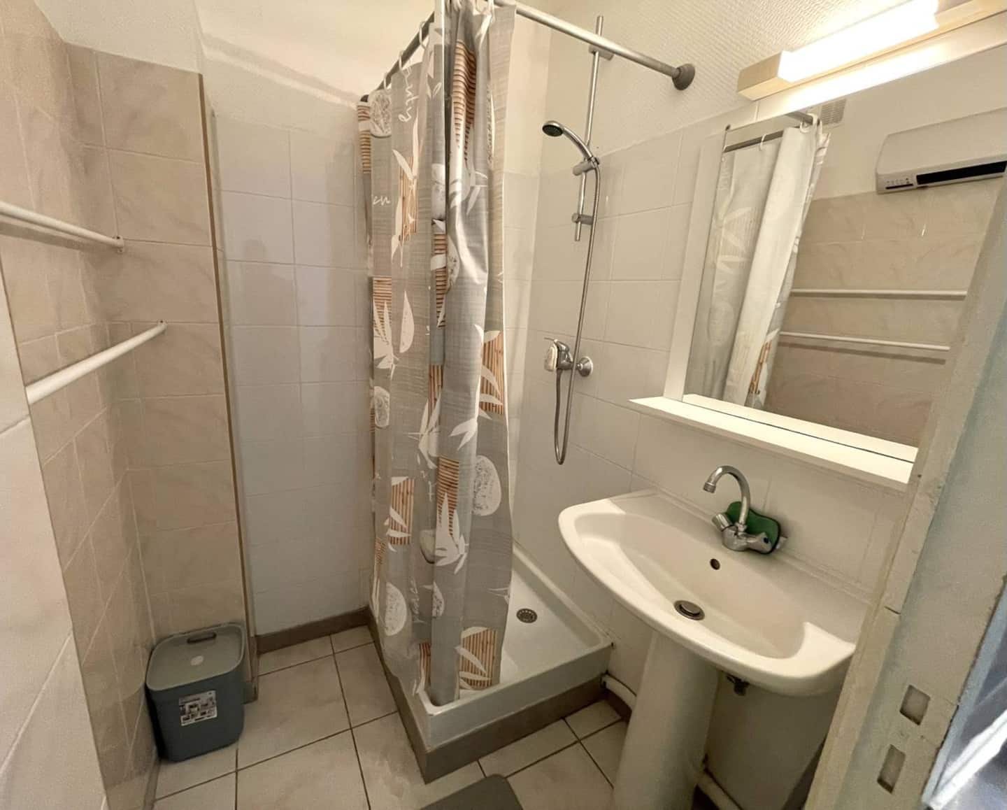 Salle d’eau avec douche