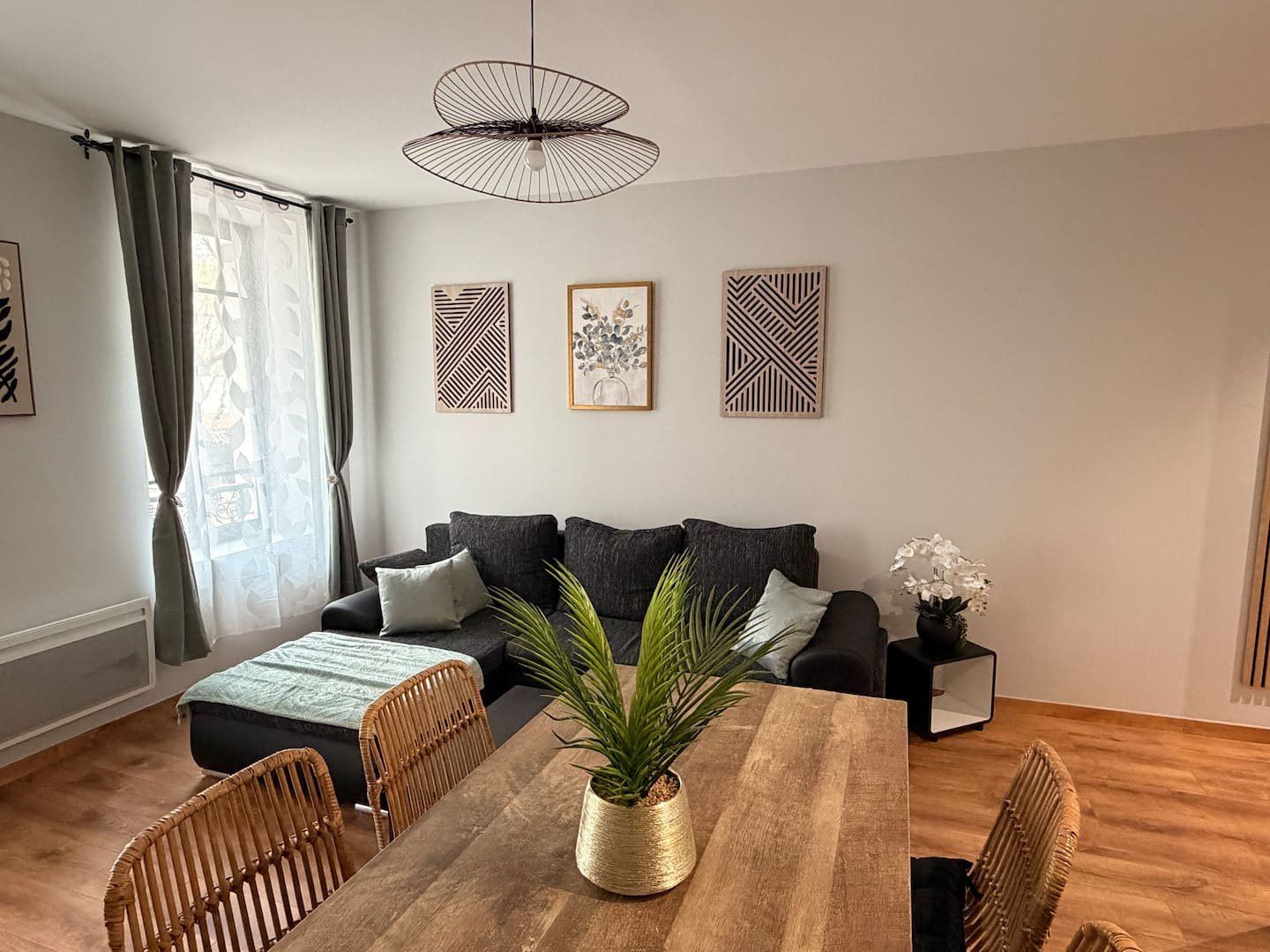 Salon et espace repas de l’appartement Le Platane à Narbonne