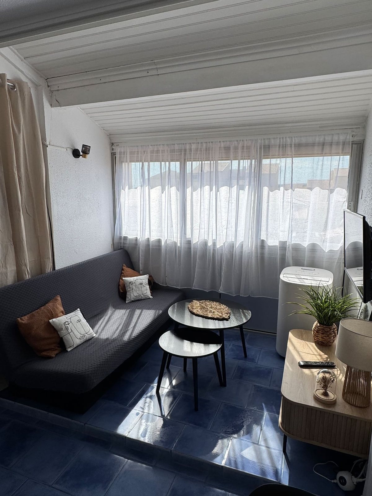 Salon lumineux de l’appartement Le Tamaris à Narbonne-Plage