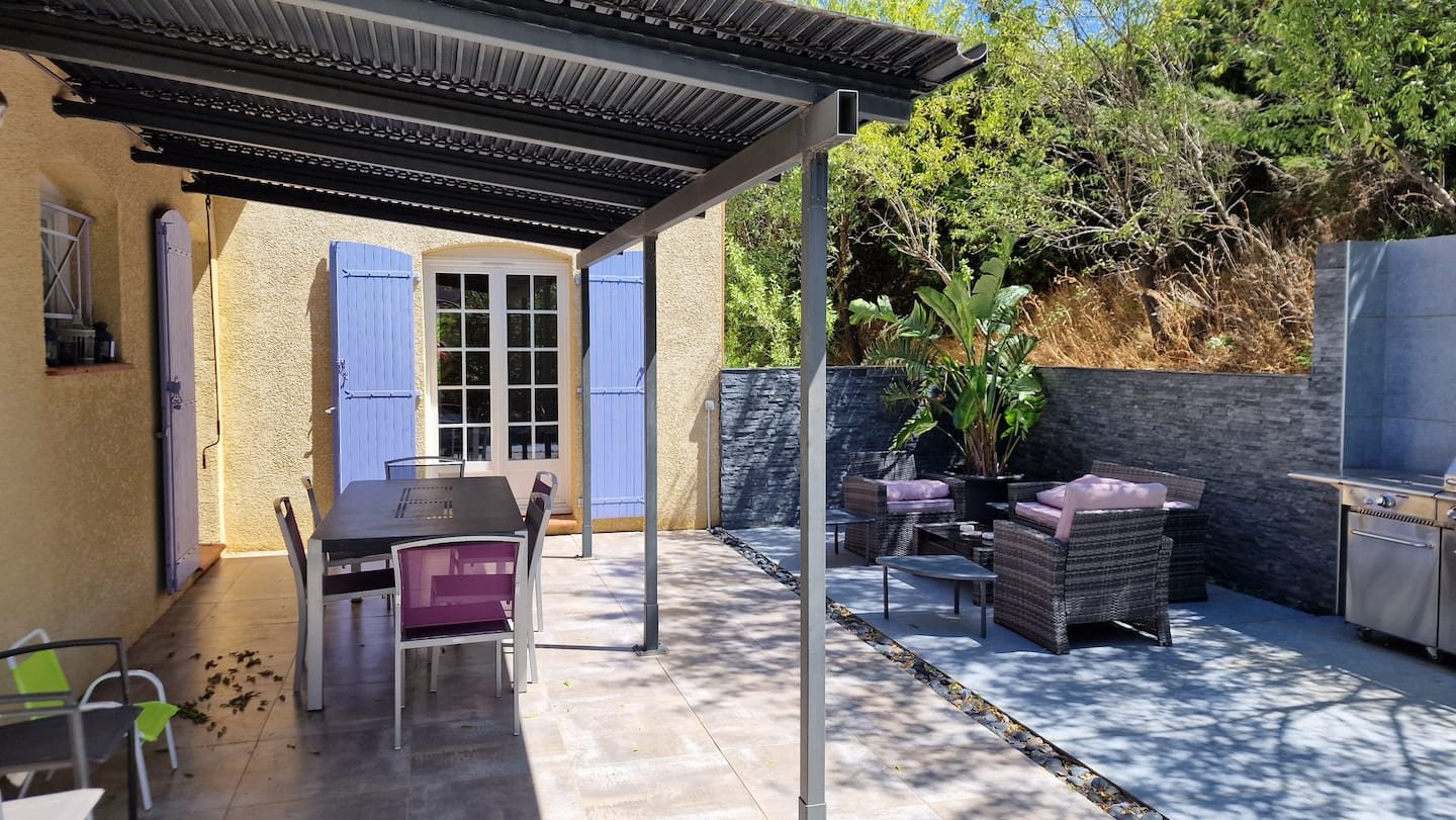Terrasse ombragée de la Villa Les Amandiers