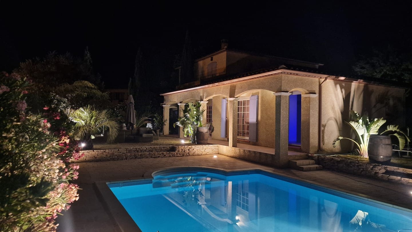 Piscine éclairée en soirée