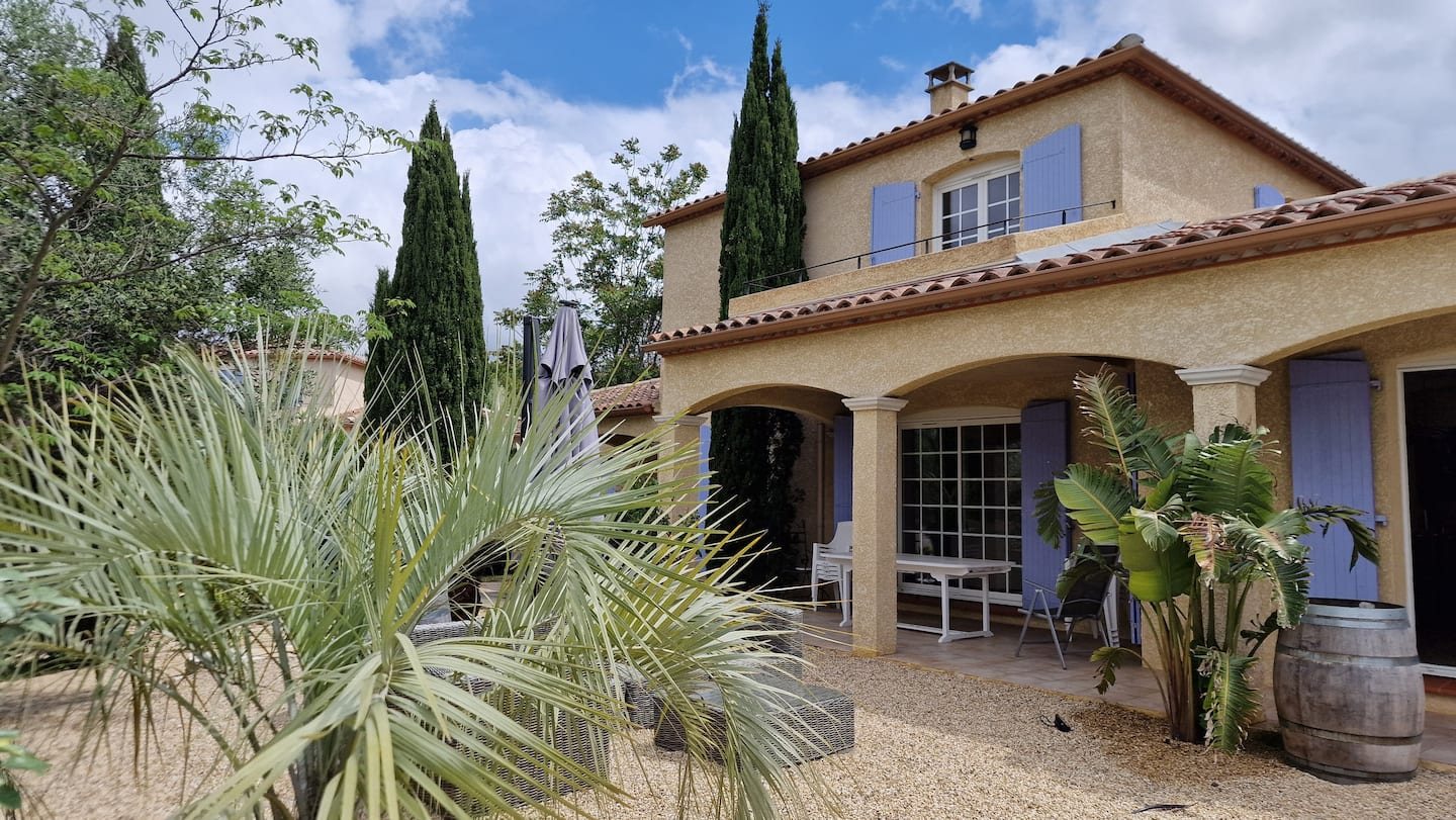 Façade et jardin méditerranéen de la villa