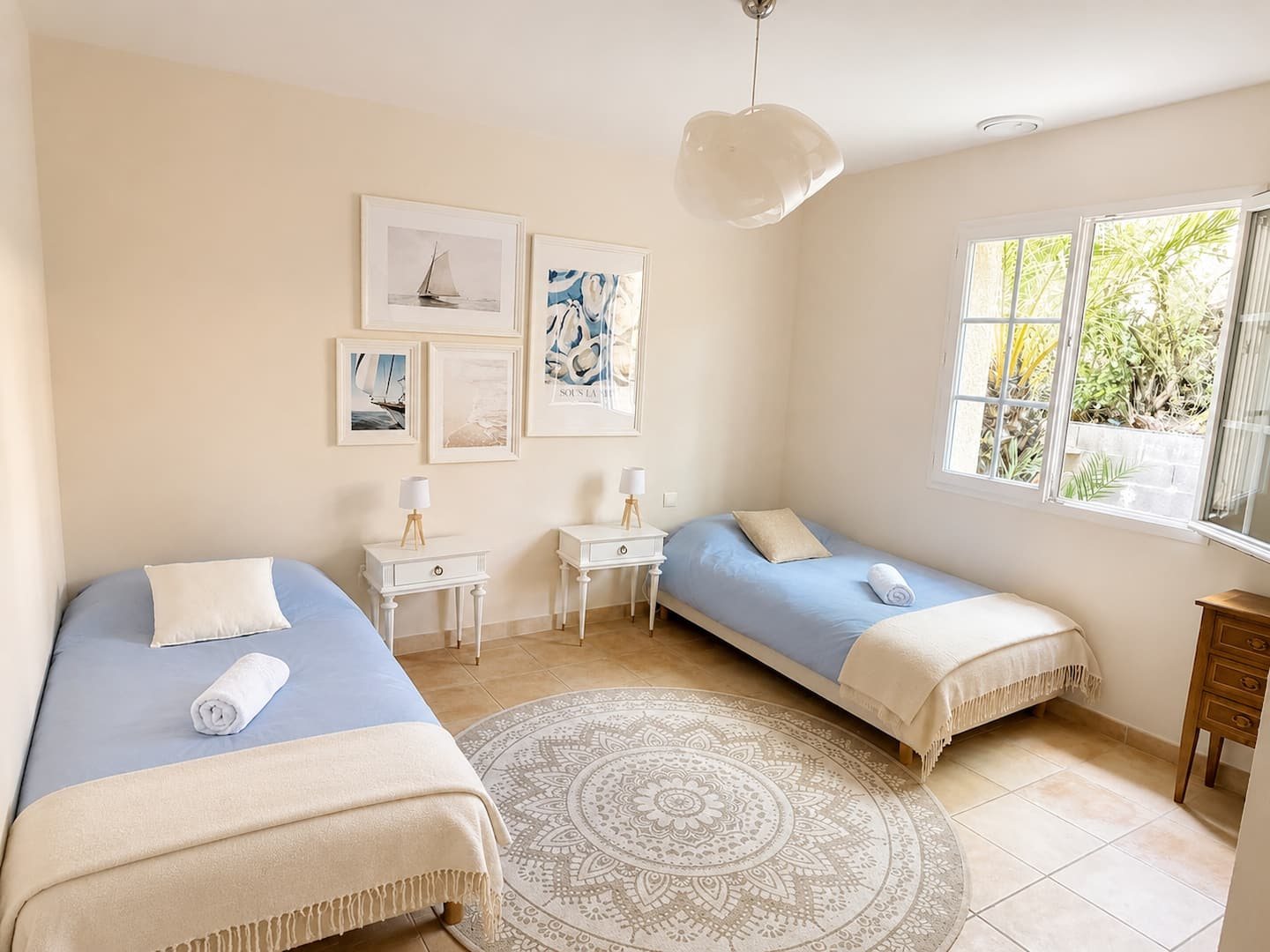 Chambre avec deux lits simples