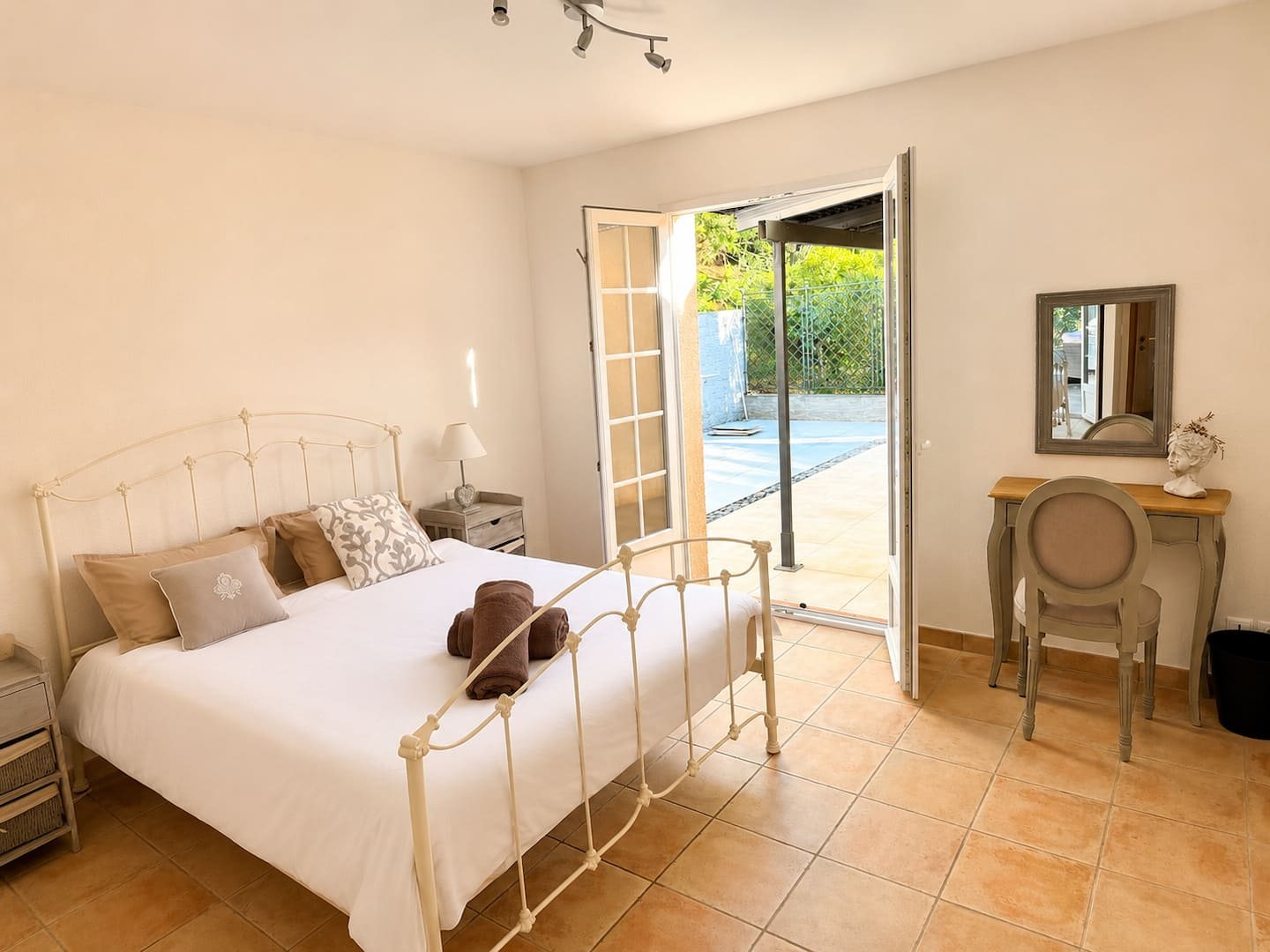 Chambre double ouverte sur la terrasse