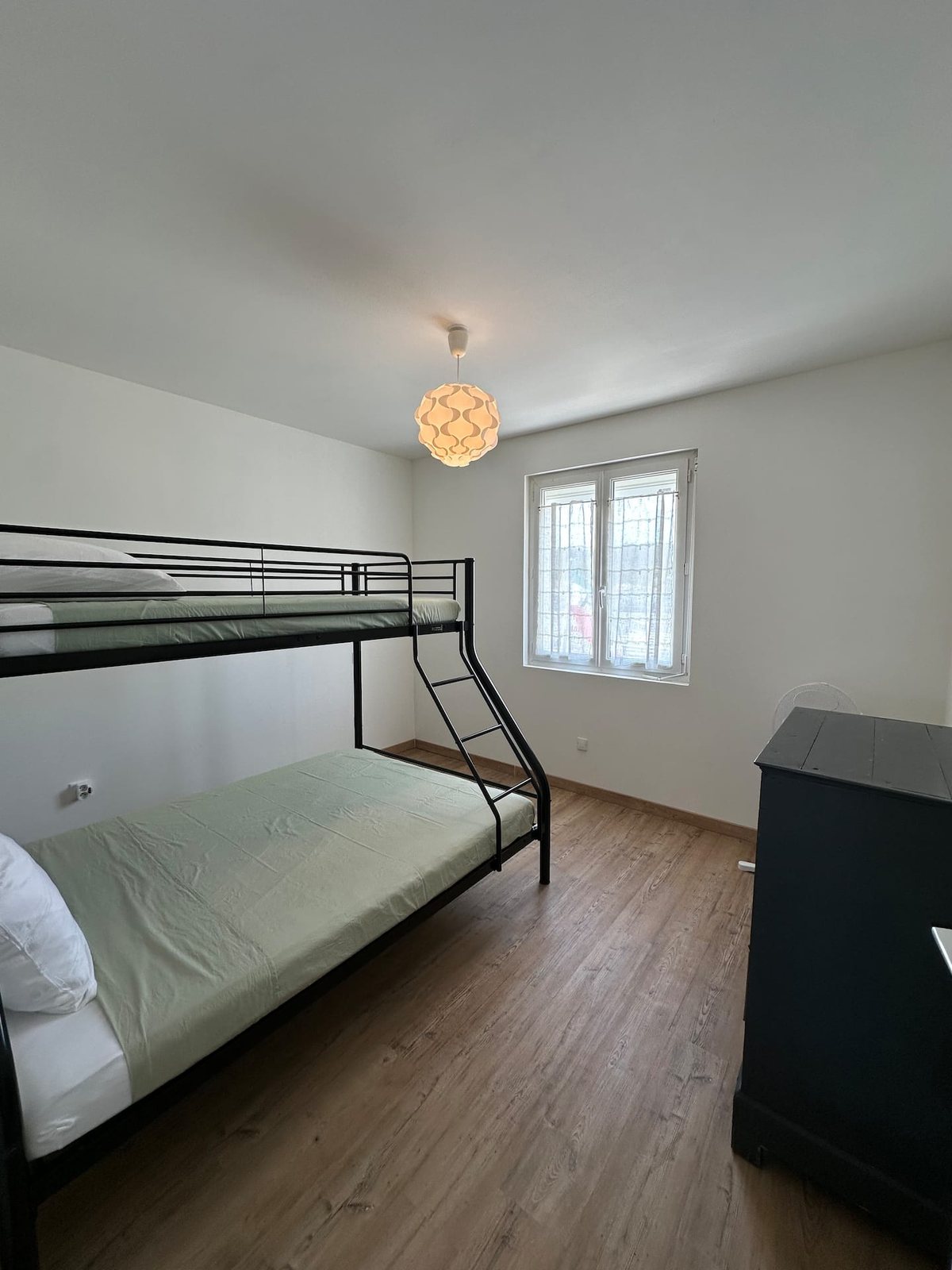 Chambre avec lit double et lit simple en mezzanine