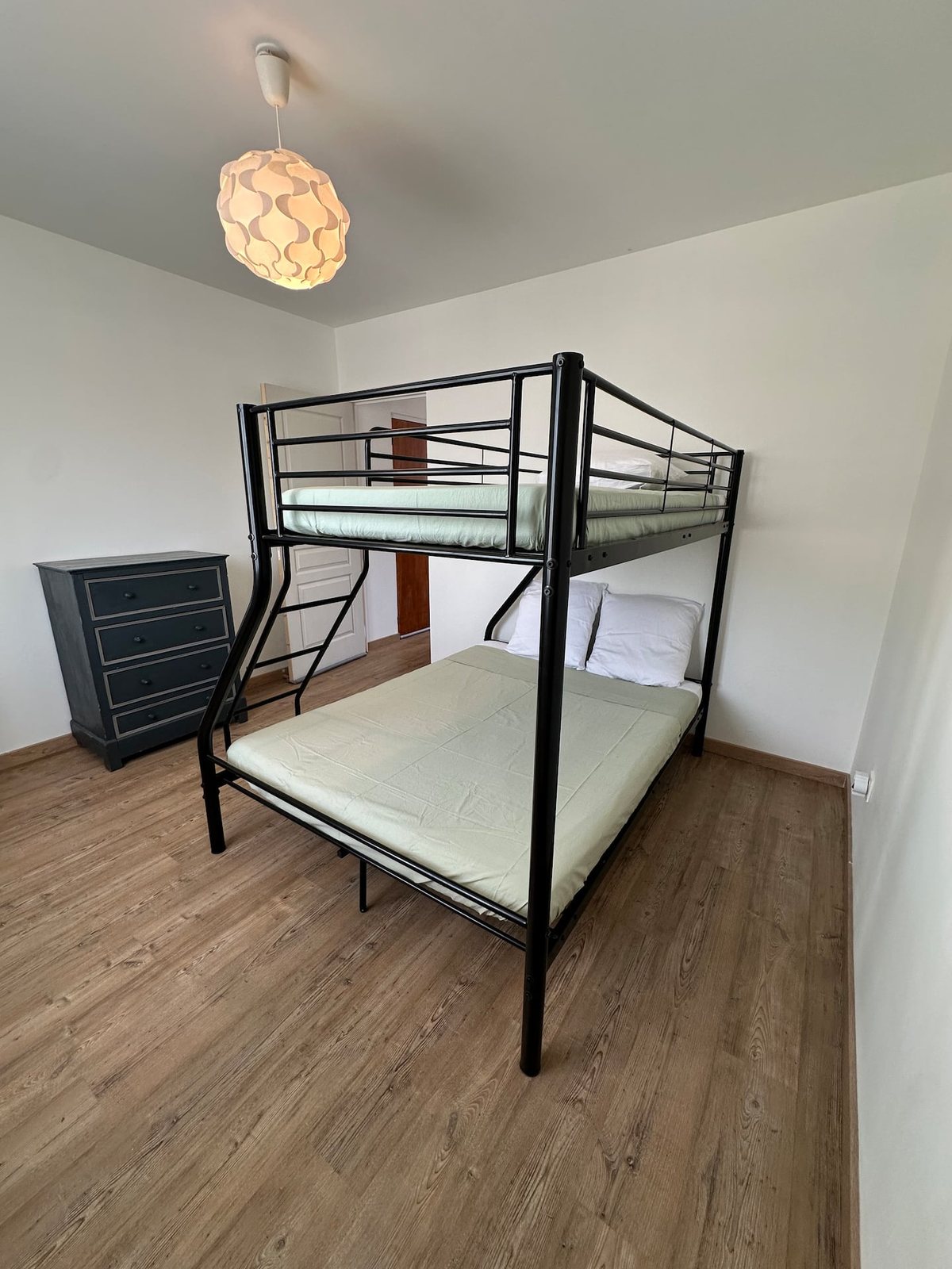Lit simple en mezzanine au-dessus du lit double