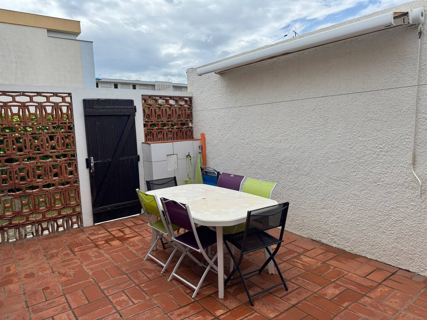 Espace repas extérieur du Dahlia