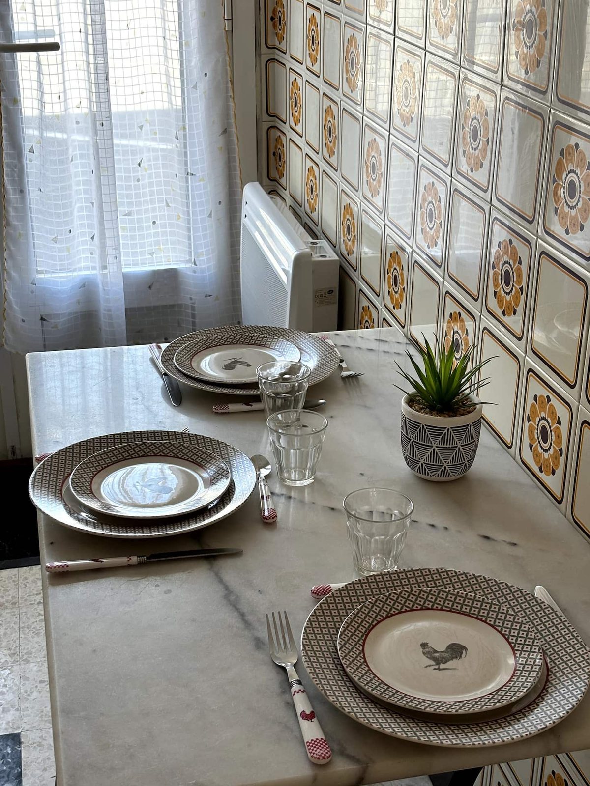 Table dressée dans la cuisine du Géranium