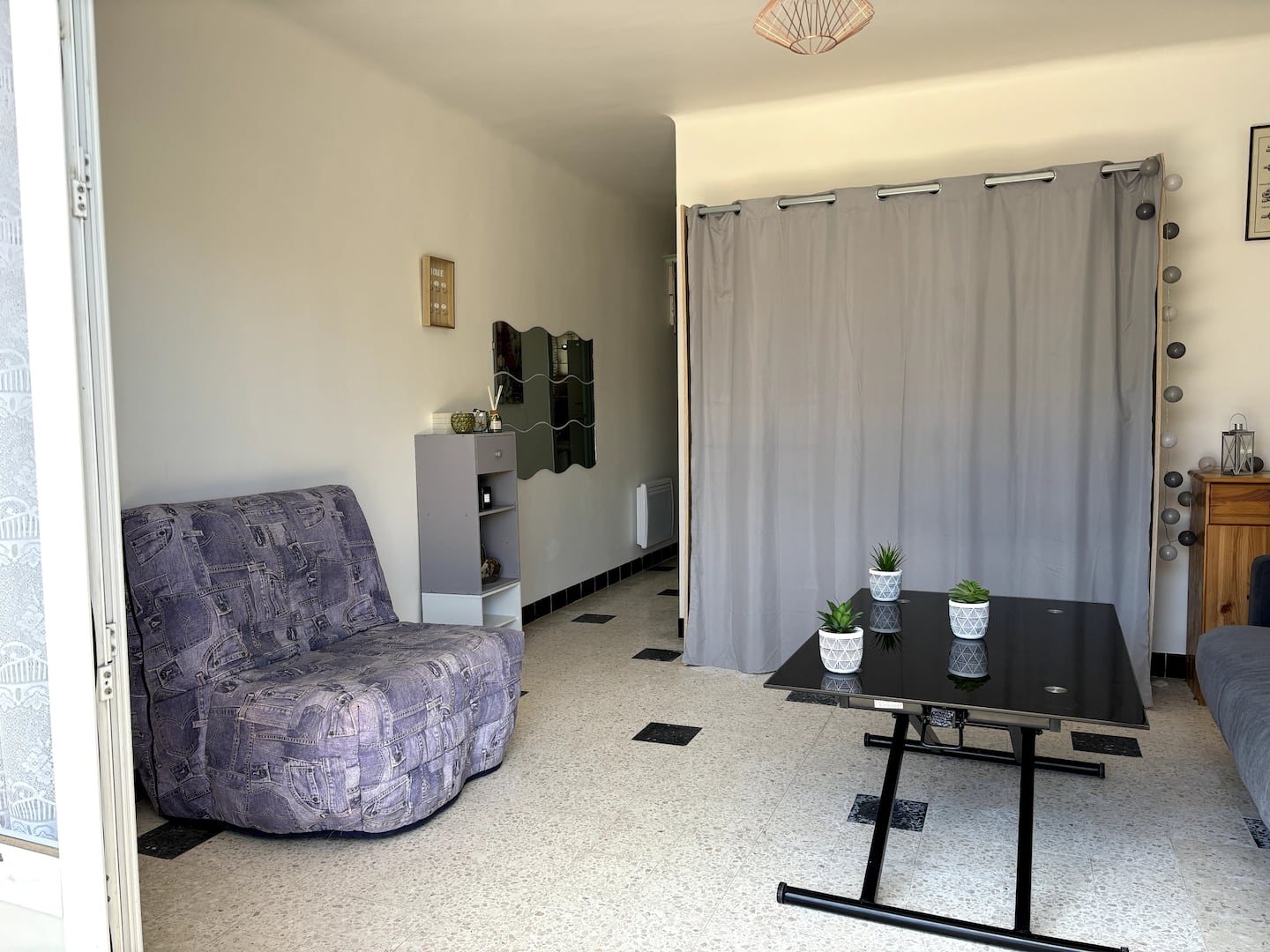 Séjour du studio avec couchages modulables
